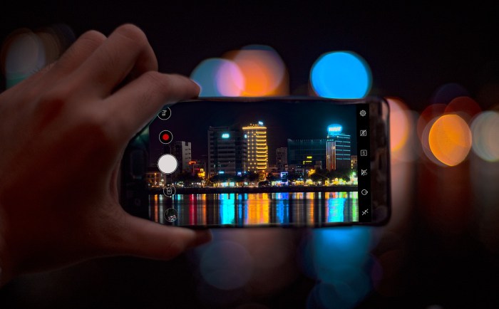 4 Tips Foto Pakai Kamera HP di Malam Hari Agar Hasil Maksimal Tips Foto Estetik Saat Liburan dengan Kamera HP