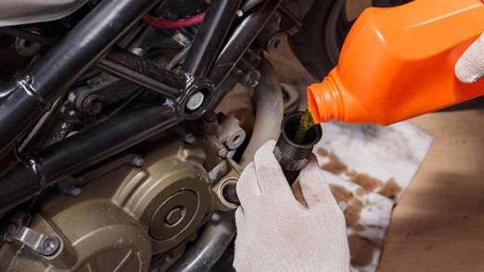 Ganti Oli Motor: Kapan Waktu yang Tepat?